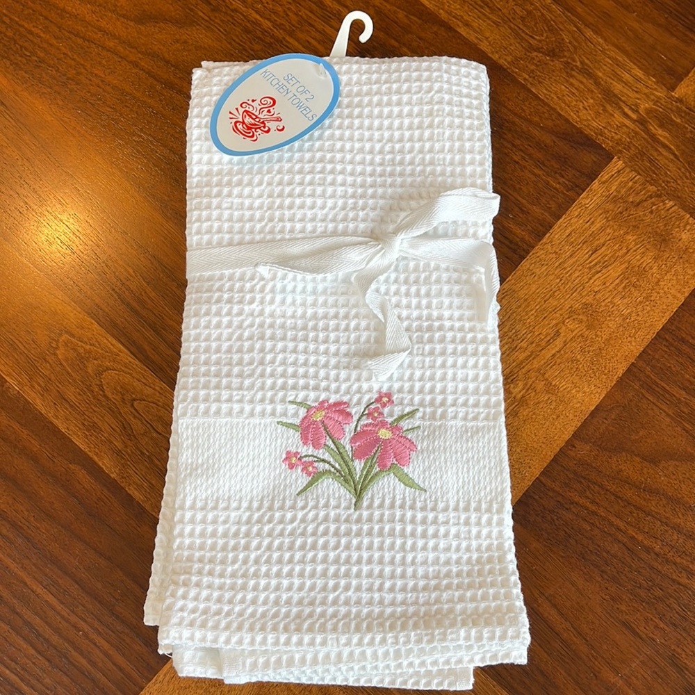 NEW WITH TAGS SET OF 2 KITCHEN TOWELS - CHEERY FLOWER DESIGN!!
